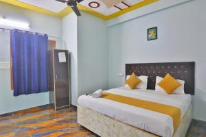 Un pat sau paturi într-o cameră la Luxury Ramayan Inn Fully Air Condition Rooms Free Parking Free Wifi