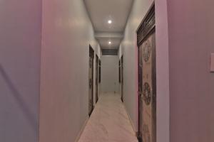 Imagine din galeria proprietății Luxury Ramayan Inn Fully Air Condition Rooms Free Parking Free Wifi în Ayodhya