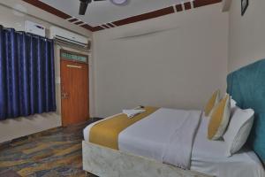 Un pat sau paturi într-o cameră la Luxury Ramayan Inn Fully Air Condition Rooms Free Parking Free Wifi