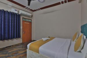 Un pat sau paturi într-o cameră la Luxury Ramayan Inn Fully Air Condition Rooms Free Parking Free Wifi