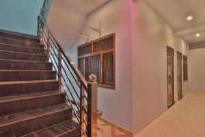 Imagine din galeria proprietății Luxury Ramayan Inn Fully Air Condition Rooms Free Parking Free Wifi în Ayodhya
