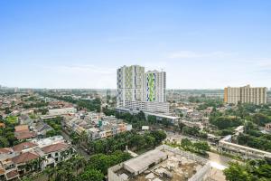 Pemandangan umum bagi Jakarta atau pemandangan bandar yang diambil dari apartmen