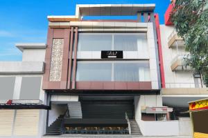 CharbaghSuper Collection O Quila Road Formerly JR Inn的前面有楼梯的建筑物