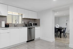 Dapur atau dapur kecil di Cozy Bsmt Suite Near Ubc, Kits, And Dt Vancouver