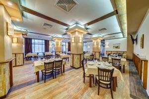 a dining room with tables and chairs at Complex Silver Hills in Smolyan