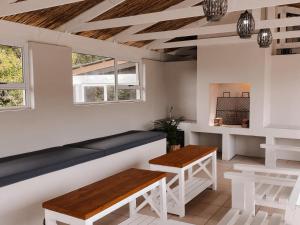 una camera con due panche e due finestre di Wildecrest & Ripplemead, Amblewood Guesthouse a Kenton-on-Sea
