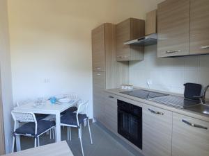 a kitchen with a table and a white table and chairs at La Primula Roma, a 15 minuti da San Pietro in Rome
