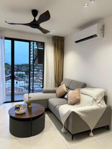 古晋Armadale Galacity Pool View 3R2B 6pax的带沙发和吊扇的客厅