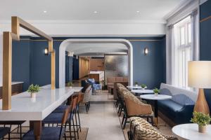 The Well House Hamilton, Tapestry Collection By Hilton的休息区