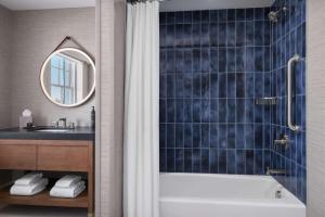The Well House Hamilton, Tapestry Collection By Hilton的一间浴室