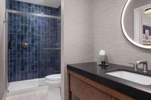 The Well House Hamilton, Tapestry Collection By Hilton的一间浴室