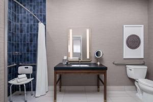 The Well House Hamilton, Tapestry Collection By Hilton的一间浴室