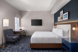 The Well House Hamilton, Tapestry Collection By Hilton客房内的一张或多张床位