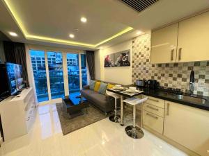 Kuchyň nebo kuchyňský kout v ubytování Luxury condo - Pattaya City Centre - Grand Avenue - 405