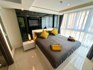 Postel nebo postele na pokoji v ubytování Luxury condo - Pattaya City Centre - Grand Avenue - 405