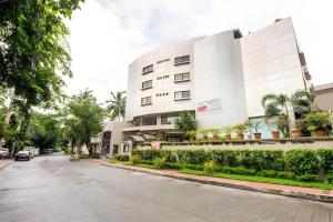 マニラにあるAnglo Residences Manilaの通り沿いにある白い建物