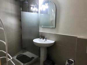 Kúpeľňa v ubytovaní Résidence Chalmettes - Joli studio rénové avec accès direct aux pistes. parking privé. MAE-8704 + 12 fotografií
