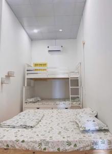 Un dormitorio con dos literas en una habitación. en Homestay TT House, en Chợ Phước Hải