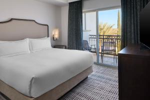 Bellasera Hotel & Suites Paso Robles, Tapestry by Hilton客房内的一张或多张床位