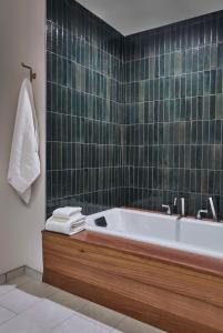 Bellasera Hotel & Suites Paso Robles, Tapestry by Hilton的一间浴室