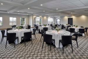 佩索罗伯斯Bellasera Hotel & Suites Paso Robles, Tapestry by Hilton的大房间设有桌椅和白色的桌布 更多37张照片