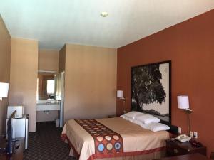 Voodi või voodid majutusasutuse Super 8 by Wyndham Bastrop TX toas