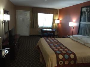 Voodi või voodid majutusasutuse Super 8 by Wyndham Bastrop TX toas