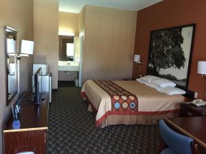 Voodi või voodid majutusasutuse Super 8 by Wyndham Bastrop TX toas