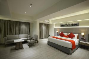 Postel nebo postele na pokoji v ubytování MARIGOLD-Newly Renovated Hotel