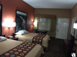 Voodi või voodid majutusasutuse Super 8 by Wyndham Bastrop TX toas