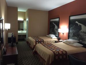 Voodi või voodid majutusasutuse Super 8 by Wyndham Bastrop TX toas