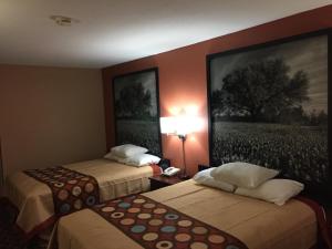 Voodi või voodid majutusasutuse Super 8 by Wyndham Bastrop TX toas