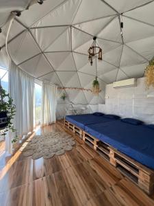 Posezení v ubytování JSOT- Luxury Glamping