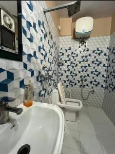 Bilik mandi di Srija Homestay