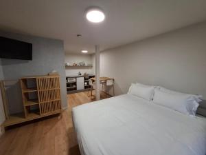Postel nebo postele na pokoji v ubytování Phoenix Suites Myoko #101