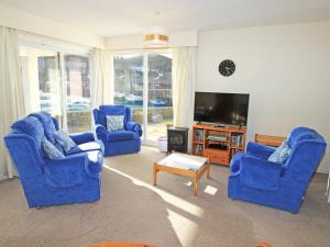 TV a/nebo společenská místnost v ubytování Glaslyn Harbour Views