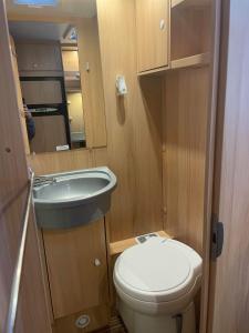 RognanにあるMotorhome in Northern Norwayのトイレと洗面台のある小さなバスルーム