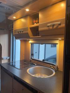 RognanにあるMotorhome in Northern Norwayのキッチン(シンク付)、窓(RV付)