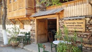 um restaurante com mesas e cadeiras em frente a um edifício em Ormana Active Butik Otel em İbradı