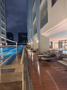 Bazén v ubytování LCONDOTEL Hotel Studio with Balcony at Imperial Plaza near MOA NAIA PITX nebo v jeho okolí