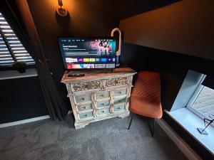 a desk with a computer on top of it at Aiskew Villa Annex in Bedale