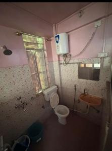 シロンにあるStay at Jo's Guest Houseのトイレと洗面台付きのバスルーム