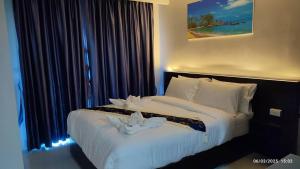 Postel nebo postele na pokoji v ubytování The Answer Hotel