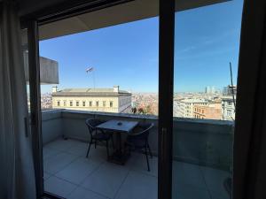 un balcone con un tavolo e vista sulla città di PALMIYE hotel SUITES a Istanbul