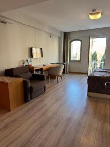 un soggiorno con un divano e un tavolo di PALMIYE hotel SUITES a Istanbul