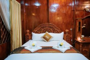 Postel nebo postele na pokoji v ubytování Srey Krob Leak Resort , ស្រីគ្រប់លក្ខណ៌ រីសត