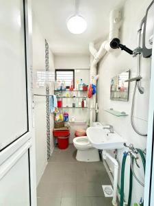 ムンバイにあるRoom Sunshineのトイレと洗面台を備えた白いバスルーム