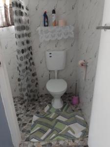 Un baño con inodoro y cortina de ducha en Home Away From Home, en Nadi 6 fotos más