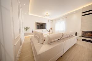 Μια τηλεόραση ή/και κέντρο ψυχαγωγίας στο Holiday house Greenside - with a pool