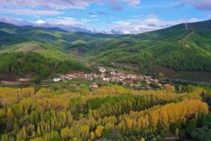 una vista aérea de un pueblo en las montañas en Apartamento Rural La Brígida, Rubiaco, LAS HURDES nº TR-CC-295, en El Rubiaco